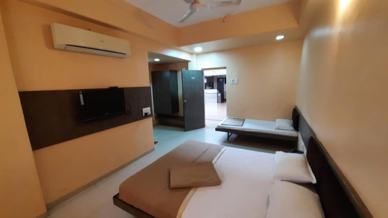 Sugandha Lodge Solapur Exterior foto