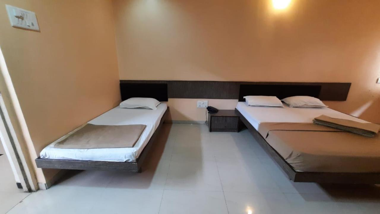 Sugandha Lodge Solapur Exterior foto