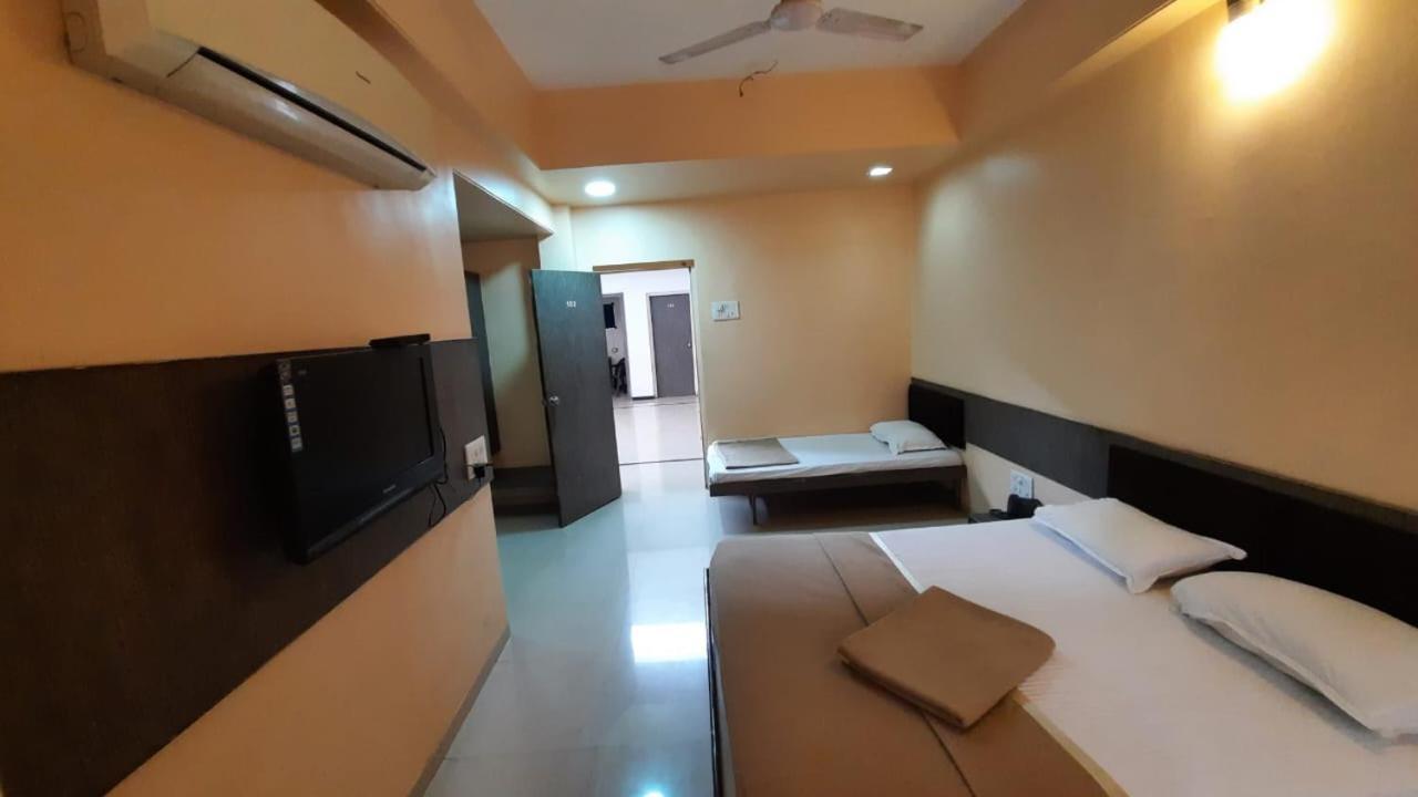 Sugandha Lodge Solapur Exterior foto